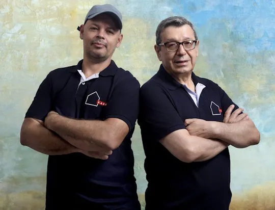 Les pères fondateurs de Kasa Démolition, représentant l'héritage familial de 40 ans dans la construction à Montréal