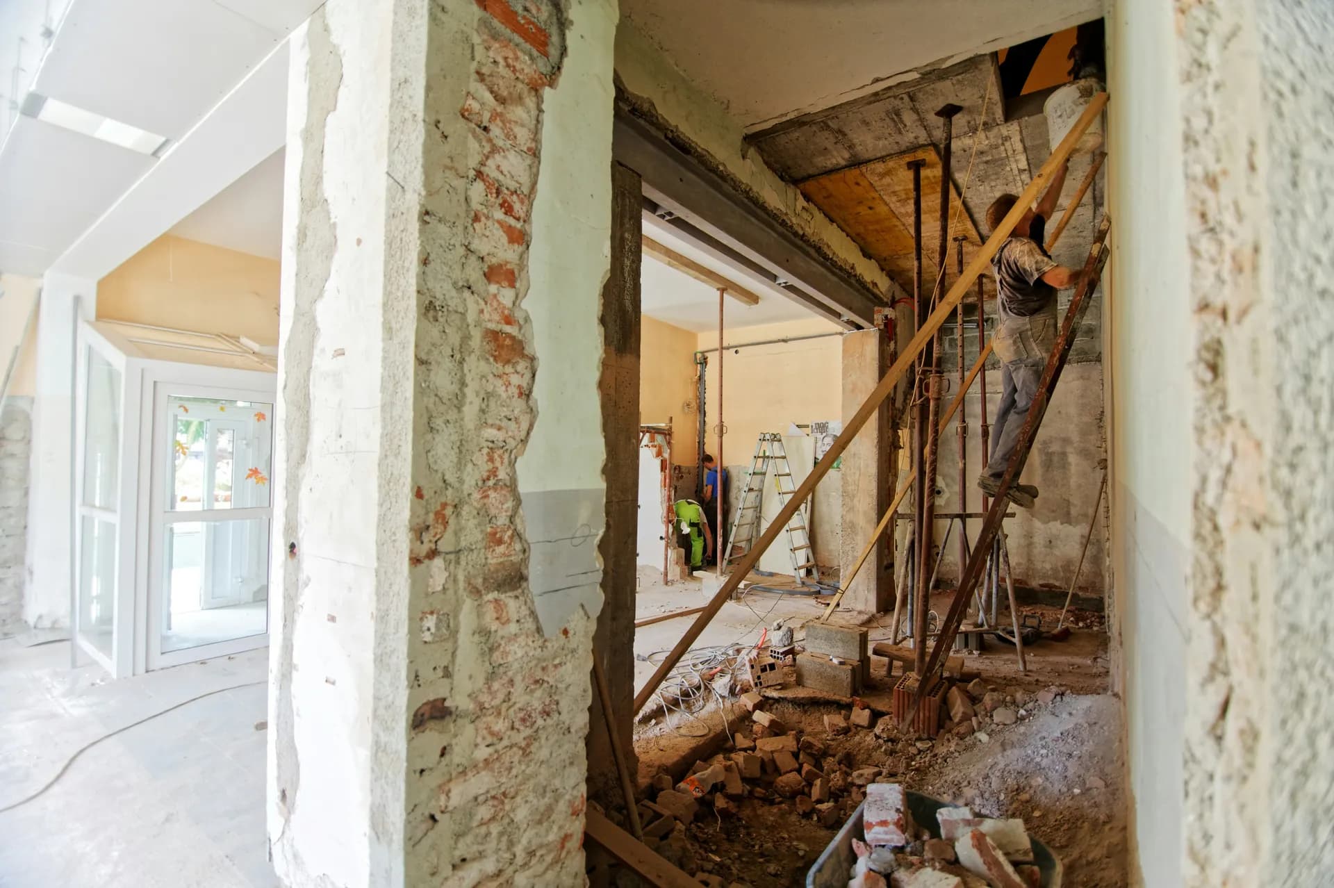 Dégarnissage intérieur d'une pièce résidentielle préservant la structure à Montréal